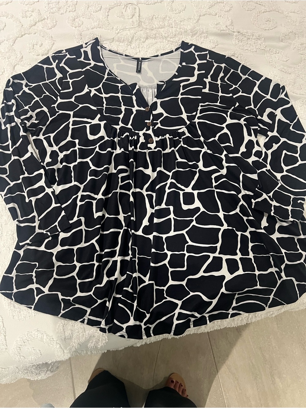 ALLEGRACE Women’s Black White Giraffe Print Long-Sleeve Babydoll Tunic Top